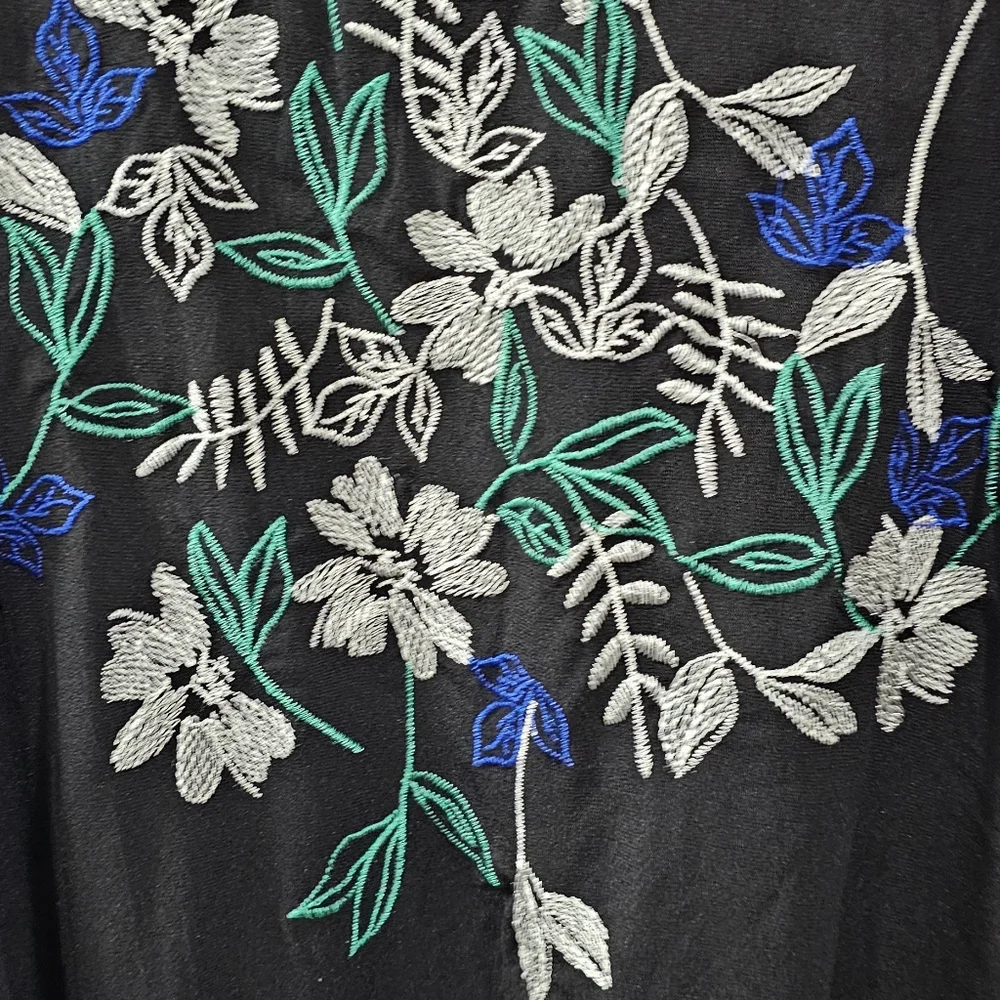 Avenue embroidered blouse black size 22 24 - Picture 2 of 4